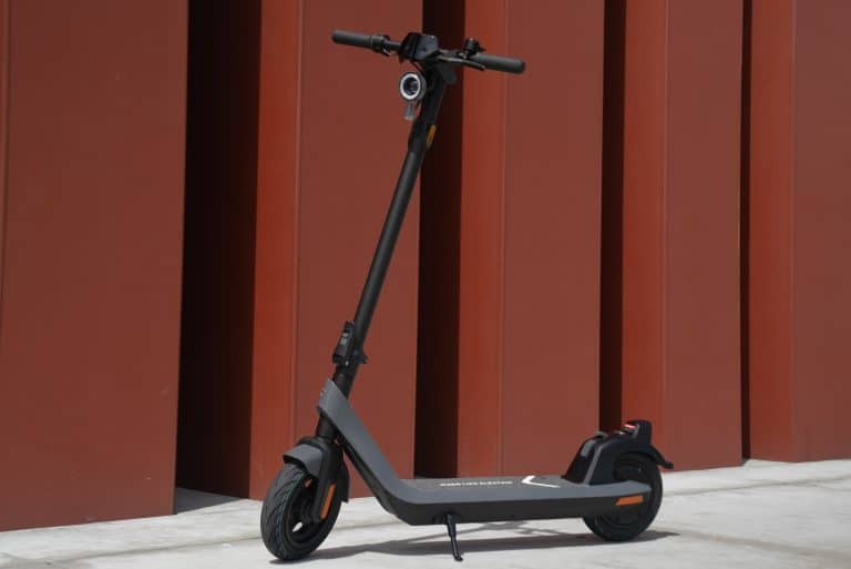 photo of the NIU kqi2 pro electric scooter