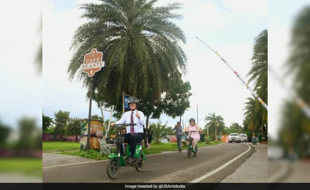 US Ambassador to India Eric Garcetti Enjoys Electric Scooter Ride in Kolkata