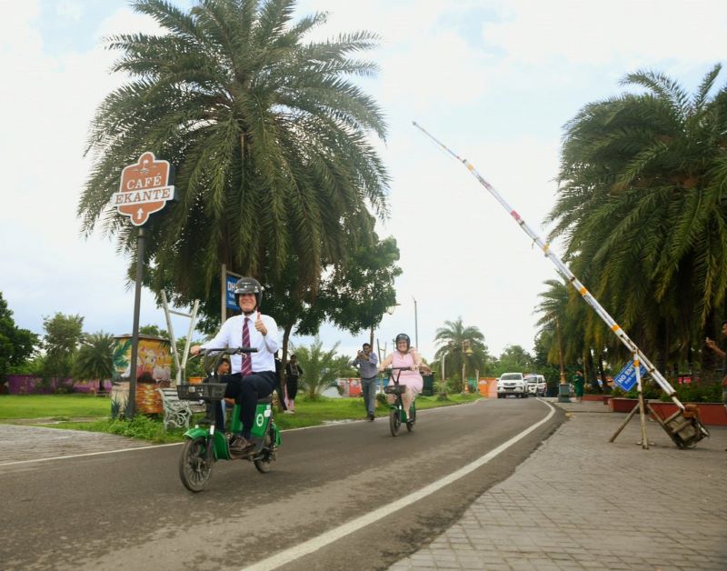 US Ambassador to India Eric Garcetti Enjoys Electric Scooter Ride in Kolkata