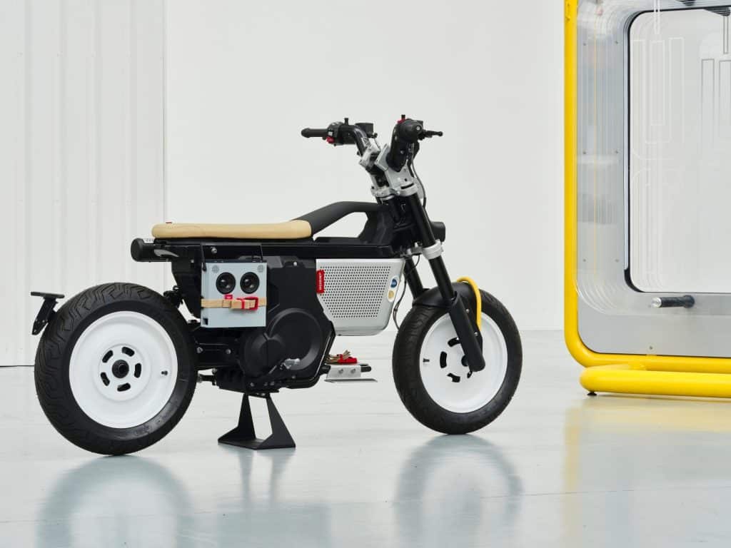 Photos: BMW, Vagabund Reimagine CE 02 e-Scooter Into Retro-Futuristic ‘Parkourer’