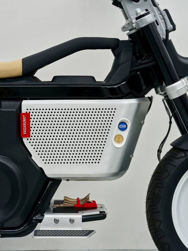 Photos: BMW, Vagabund Reimagine CE 02 e-Scooter Into Retro-Futuristic ‘Parkourer’